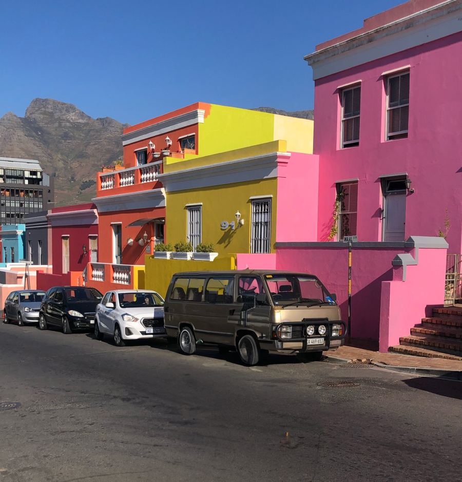 Die bunten Häuser im Bo-Kaap, dahinter der Tafelberg