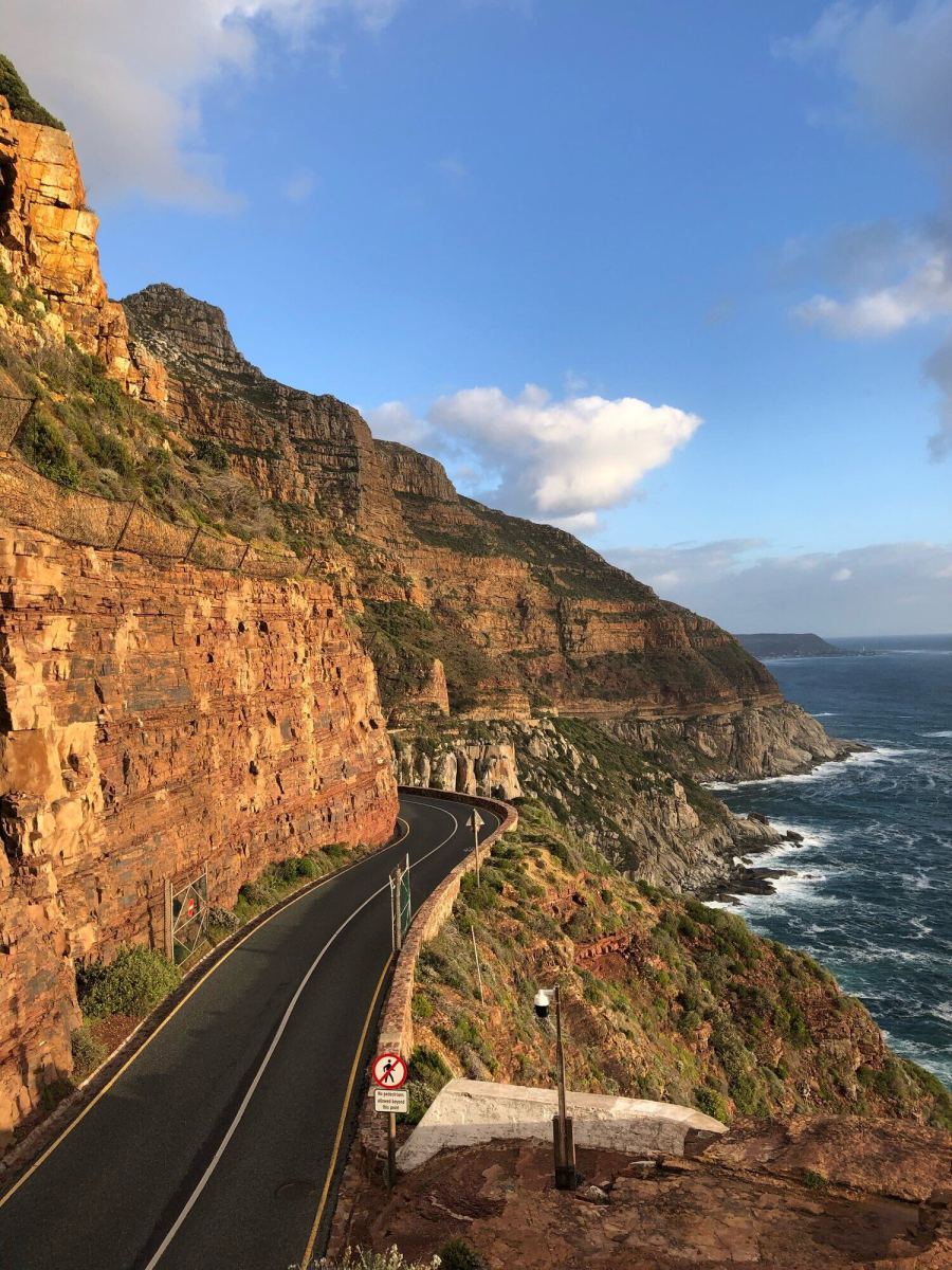 Die Küstenstraße Chapman's Peak Drive an der Felswand über dem Atlantik