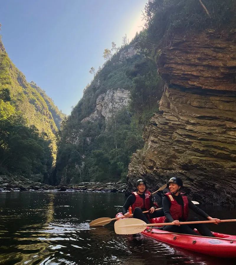 Kanufahrt durch die Schlucht des Storms River im Tsitsikamma-Nationalpark an der Garden Route